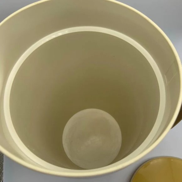 Vintage 1970s Tupperware Almond Harvest 1 Quart Retro Beverage Pitcher - Picture 13 of 16